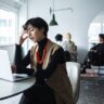 職場で孤立しやすい人の特徴5つ｜職場で孤立している場合の3つの対処法